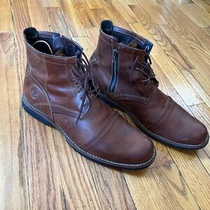 Second-hand boots in perfect condition.